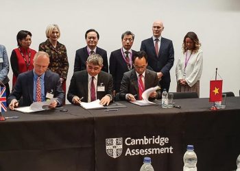 Bộ trưởng Bộ Giáo dục và Đào tạo thăm Trường Đại học Cambridge tại Anh