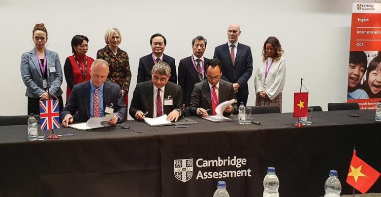 Bộ trưởng Bộ Giáo dục và Đào tạo thăm Trường Đại học Cambridge tại Anh