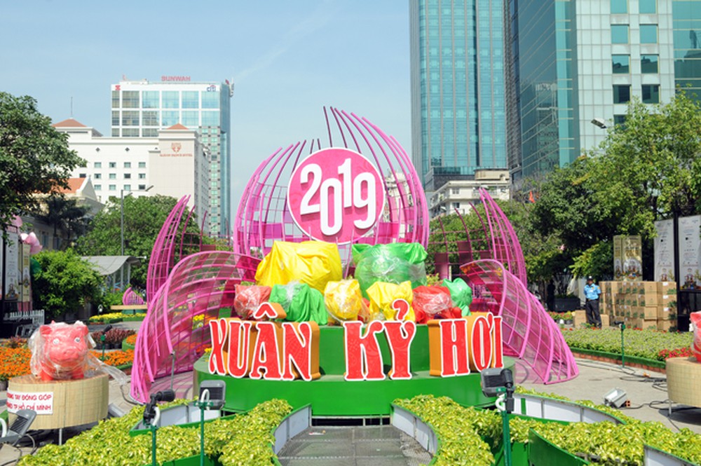 Cuối đường hoa Nguyễn Huệ là một chuỗi tiểu – đại cảnh thống nhất với tên gọi “Tinh hoa vươn cao” dài khoảng 50m.