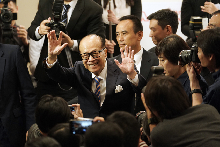 Li Ka-shing chào tạm biệt các phóng viên trong ngày rời CK Hutchison Holdings. Ảnh: Reuters