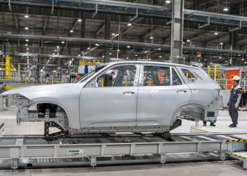 VinFast sản xuất thành công thân vỏ xe SUV Lux SA 2.0 đầu tiên