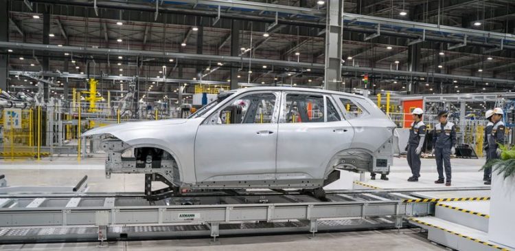 VinFast sản xuất thành công thân vỏ xe SUV Lux SA 2.0 đầu tiên