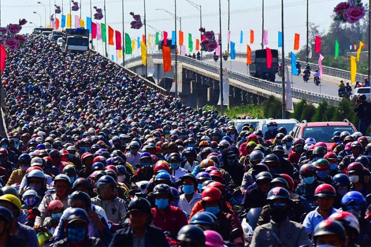 Bồng bế nhau lên non…