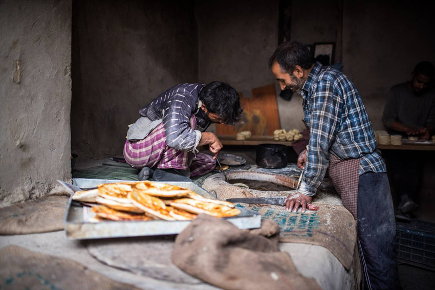Nướng bánh mì ở Leh, Ấn Độ - Ảnh: Marco Anfossi