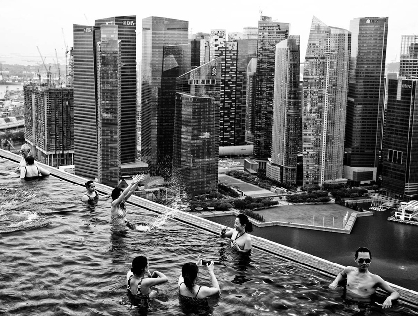 Bể bơi vô cực ở Singapore - Ảnh: Robert Huberman