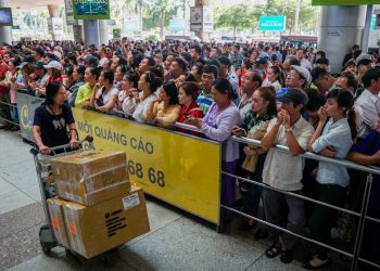 Hàng nghìn người đến Tân Sơn Nhất đón người thân từ nước ngoài về quê ăn Tết cổ truyền Kỷ Hợi. Ảnh: Quỳnh Trần