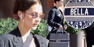 Vali và túi đều được in dòng chữ Bella