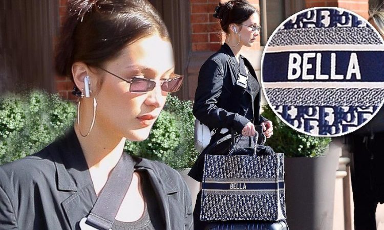 Vali và túi đều được in dòng chữ Bella