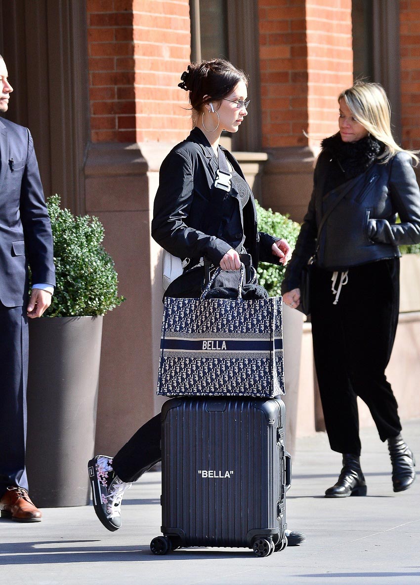 Bella Hadid bị các tay săn ảnh “chụp lén” khi đang kéo hành lý di chuyển ra sân bay