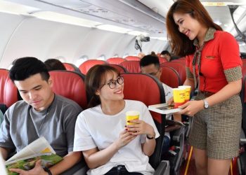 Tiếp viên Vietjet phục vụ trên chuyến bay