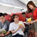 Tiếp viên Vietjet phục vụ trên chuyến bay