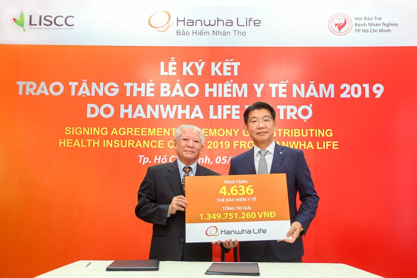 Hanwha Life Việt Nam tặng 4.636 thẻ bảo hiểm y tế cho người nghèo 2