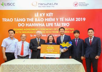 Hanwha Life Việt Nam tặng 4.636 thẻ bảo hiểm y tế cho người nghèo 1