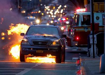 Một chiếc Kia bốc cháy tại Mỹ. Ảnh: The Michael Brady Lynch Firm.
