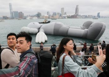 Tuyệt tác khổng lồ của nghệ sĩ KAWS xuất hiện trên cảng Victoria, Hong Kong