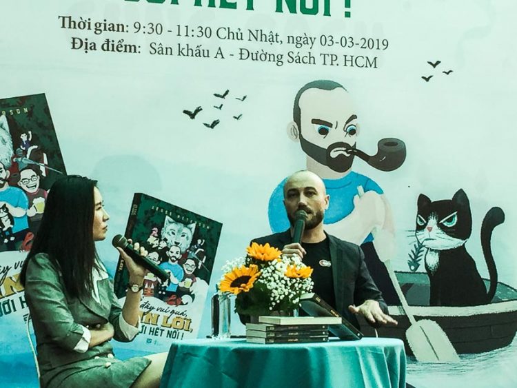 Tác giả Jesse trong buổi ra mắt sách