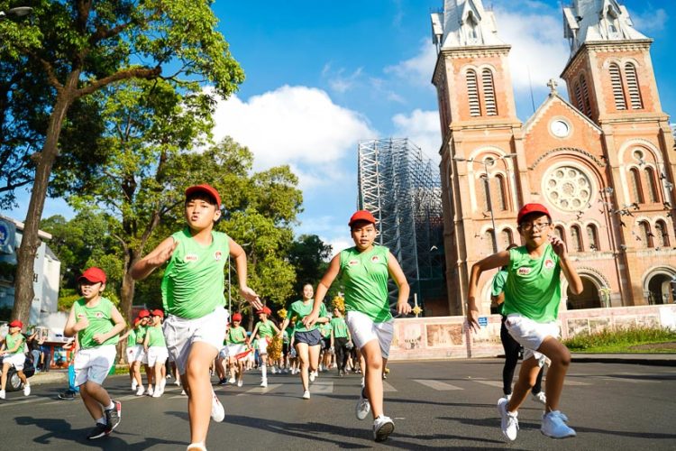 Màn đồng diễn thể dục của 2000 học sinh TP. HCM tại Ngày chạy Olympic 6