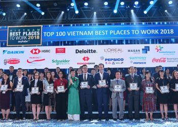 Bà Trương Bích Đào, Giám đốc Nhân sự Nestlé Việt Nam đã nhận chứng nhân xuất sắc từ đại diện Anphabe