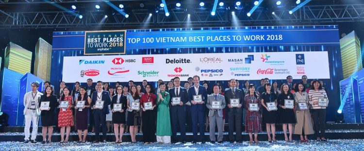 Bà Trương Bích Đào, Giám đốc Nhân sự Nestlé Việt Nam đã nhận chứng nhân xuất sắc từ đại diện Anphabe