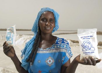 Marie Diouf khoe sản phẩm của nhóm mình thu được từ cánh đồng muối Fatick . Ảnh: Lar Boland