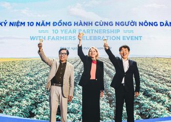 Ông Phạm Phú Ngọc Trai, Tiến sĩ Christine Daugherty và Ông Nguyễn Đức Huy cùng nâng ly chúc mừng cho thành công của chương trình.