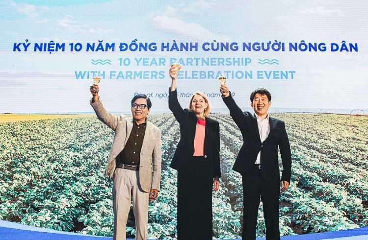 Ông Phạm Phú Ngọc Trai, Tiến sĩ Christine Daugherty và Ông Nguyễn Đức Huy cùng nâng ly chúc mừng cho thành công của chương trình.