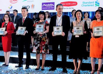 Bà Nguyễn Anh Tuyền - Tổng Giám đốc Sanofi Đông Dương nhận giải 100 nơi làm việc tốt nhất Việt Nam 2018