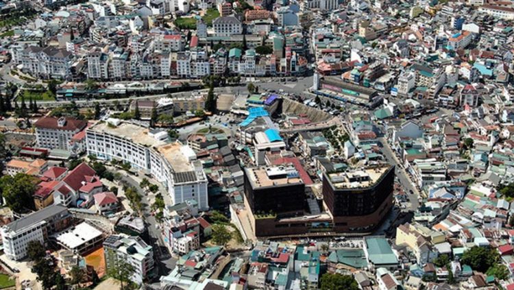 Nội ô TP Đà Lạt được chụp ở độ cao khoảng 300m, có thể thấy bêtông lấn lướt, chỉ còn vài mảng xanh rải rác trong khu vực đô thị - Ảnh: MAI VINH