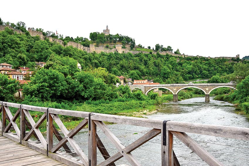 Đường vào pháo đài cổ ở Veliko Tarnovo