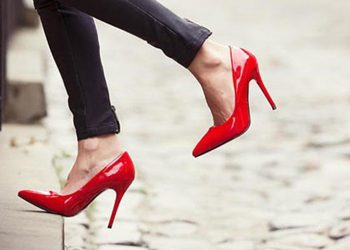 Tự tin dạo phố với giày cao gót đỏ 1