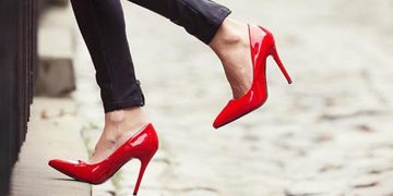 Tự tin dạo phố với giày cao gót đỏ 1