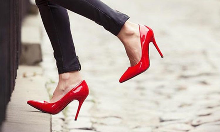 Tự tin dạo phố với giày cao gót đỏ 1