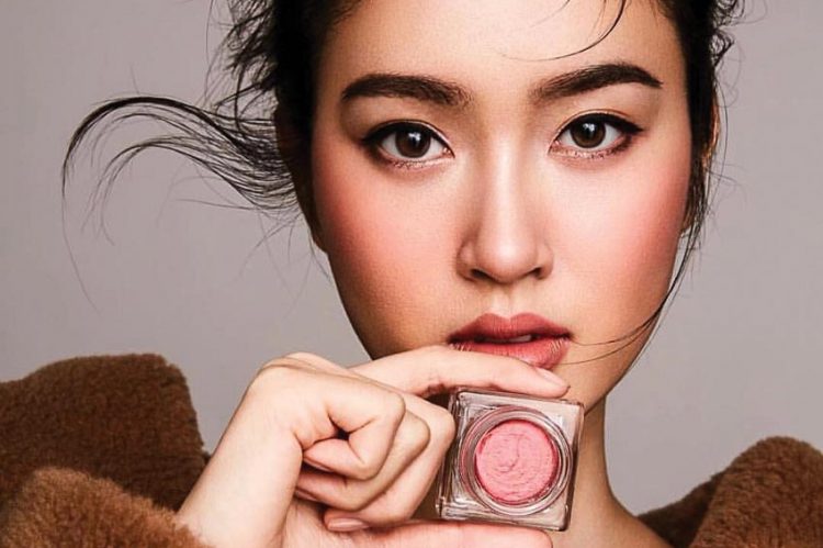 Những sản phẩm trang điểm không thể thiếu