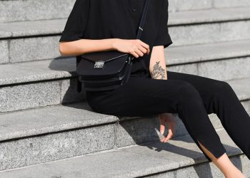 Hai set đồ màu đen cho hai phong cách khác nhau