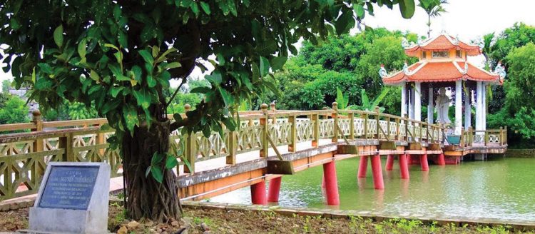 Hồ nước trong khuôn viên chùa, dấu tích của dòng sông Tương xa xưa 2