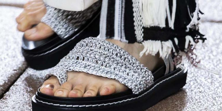 Nét mộc mạc mà hiện đại trên những mẫu giày dép đan lát 4