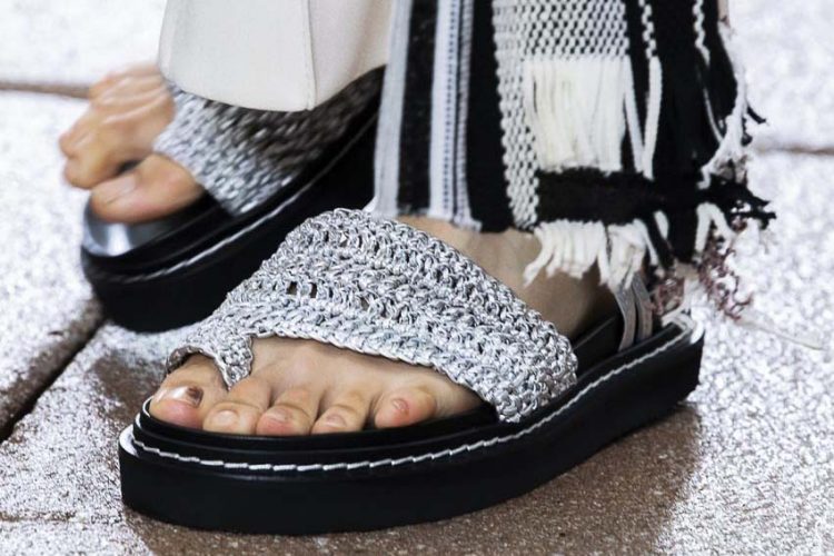 Nét mộc mạc mà hiện đại trên những mẫu giày dép đan lát 4