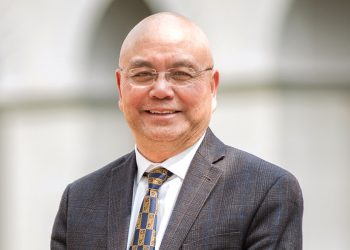 Chúng tôi là người hướng dẫn và nâng đỡ sinh viên phát triển vượt trên khả năng của chính mình