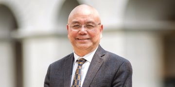 Chúng tôi là người hướng dẫn và nâng đỡ sinh viên phát triển vượt trên khả năng của chính mình