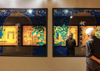 Đại biểu Quốc hội Dương Trung Quốc đang xem tác phẩm Lịch sử soi chiếu (sắp đặt tương tác với gương, kích thước 7m x 1,8m) của Trần Hậu Yên Thế