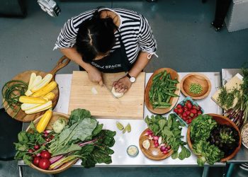 Bếp trưởng Nini Nguyễn đứng bếp tại Nhà hàng Cook Space