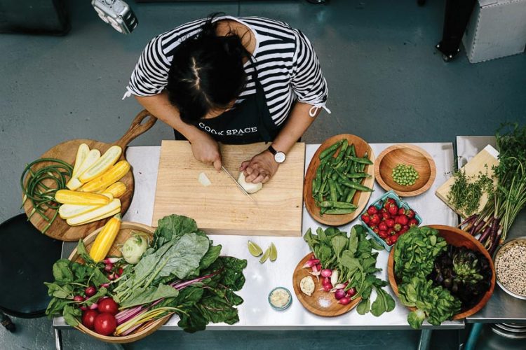 Bếp trưởng Nini Nguyễn đứng bếp tại Nhà hàng Cook Space