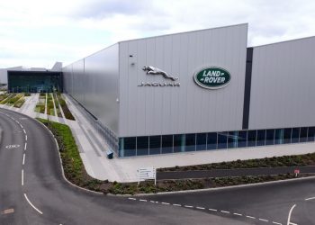 Range Rover Sport HST được trang bị động cơ 6 xi-lanh thẳng hàng hoàn toàn mới