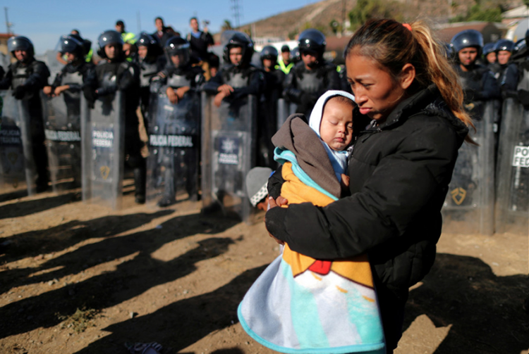 Trẻ em di cư trong hành trình tới Mỹ cùng cha mẹ, tại bang Oaxaca, Mexico. Ảnh: Reuters