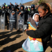 Trẻ em di cư trong hành trình tới Mỹ cùng cha mẹ, tại bang Oaxaca, Mexico. Ảnh: Reuters