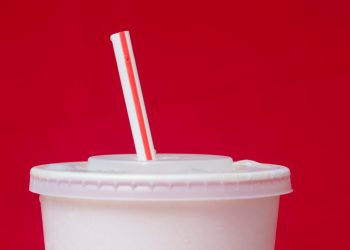 Bỏ ống hút nhựa: cuộc thách thức khởi động từ người trẻ