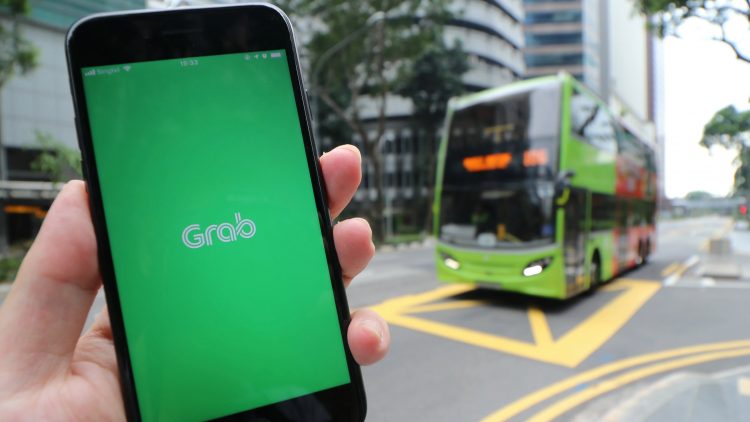 Grab sẽ tích hợp thông tin giao thông công cộng vào ứng dụng ở Singapore. @asia.nikkei