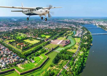 Chuyến bay ngắm cảnh tại Đà Nẵng sẽ mang đến cho du khách góc nhìn thú vị từ trên cao.