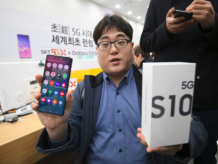 Khách hàng mua điện thoại Galaxy S10 5G của Samsung tại gian hàng của nhà mạng di động SK ở Seoul, Hàn Quốc.