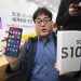 Khách hàng mua điện thoại Galaxy S10 5G của Samsung tại gian hàng của nhà mạng di động SK ở Seoul, Hàn Quốc.